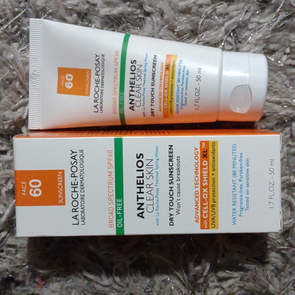La Roche-Posay Anthelios Clear Skin Dry Touch Sunscreen FACE SPF 60 - Picture 2 of 3